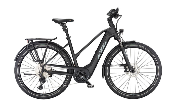 Fahrerin auf E-Bike mit Trapezrahmen