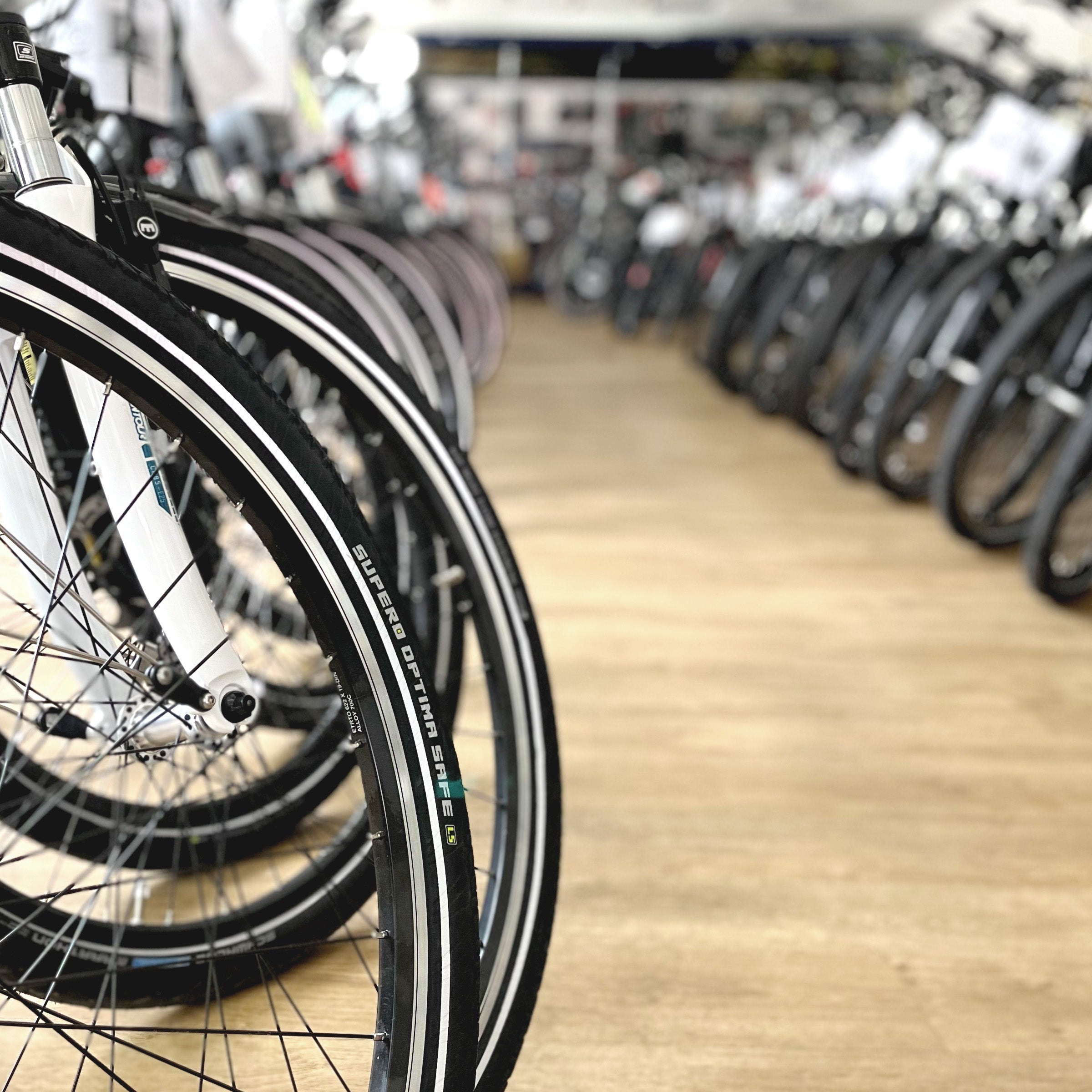 In einer Reihe stehende E-Bikes aus unserem Ladenlokal