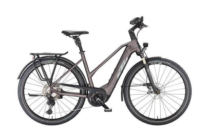 Fahrerin auf E-Bike mit Trapezrahmen